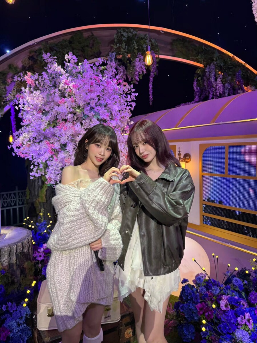 '대세' 음색요정 리즈X김채원, '아이유 노래'로 입맞춤 [2025 가요대축제]_1.jpg