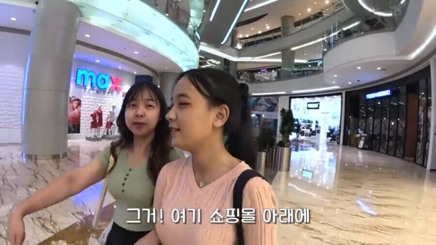 한국거리 고증 재현에 진심이었던 인도네시아 쇼핑몰_1.jpg