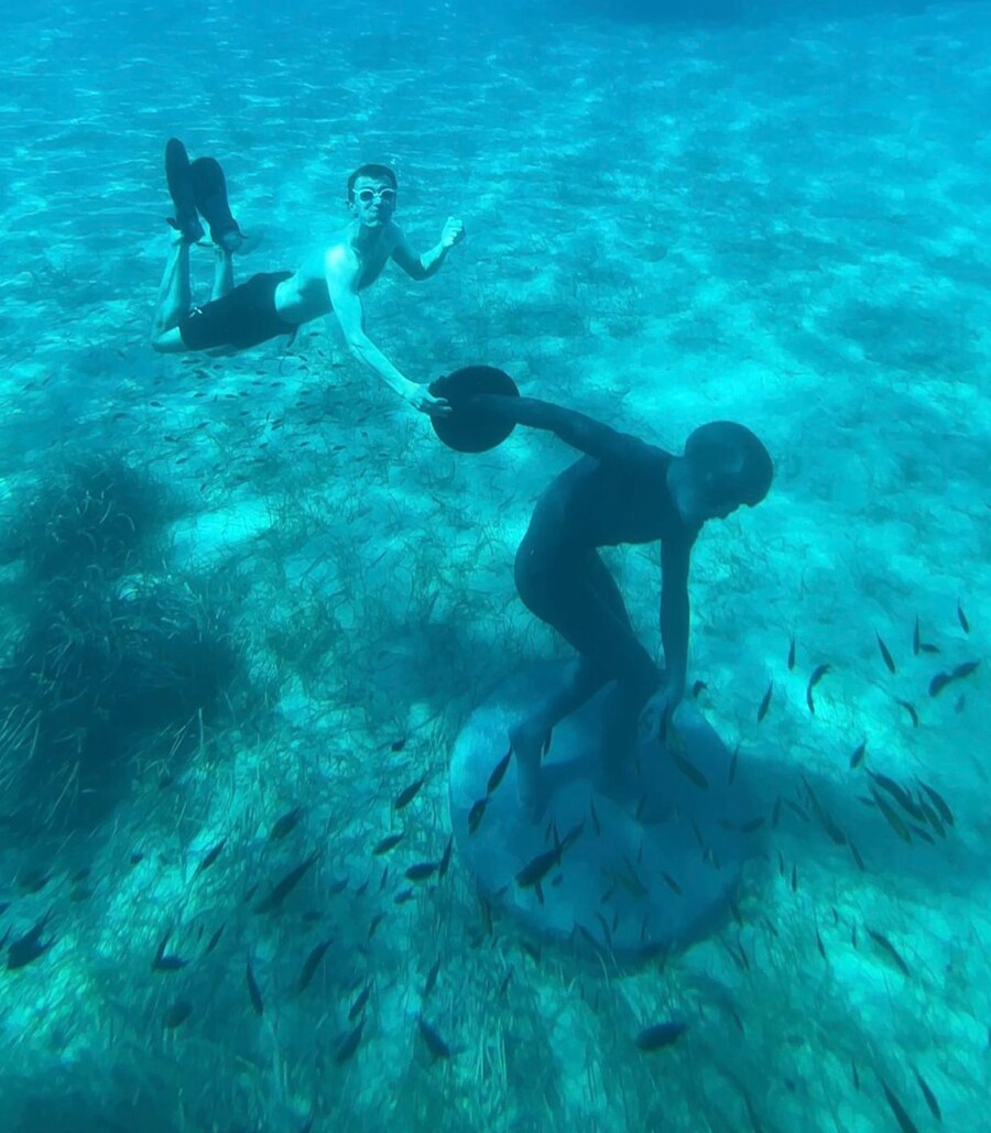 미남 징징이 동상 만들어서 물속에 숨긴 사람_2.jpg