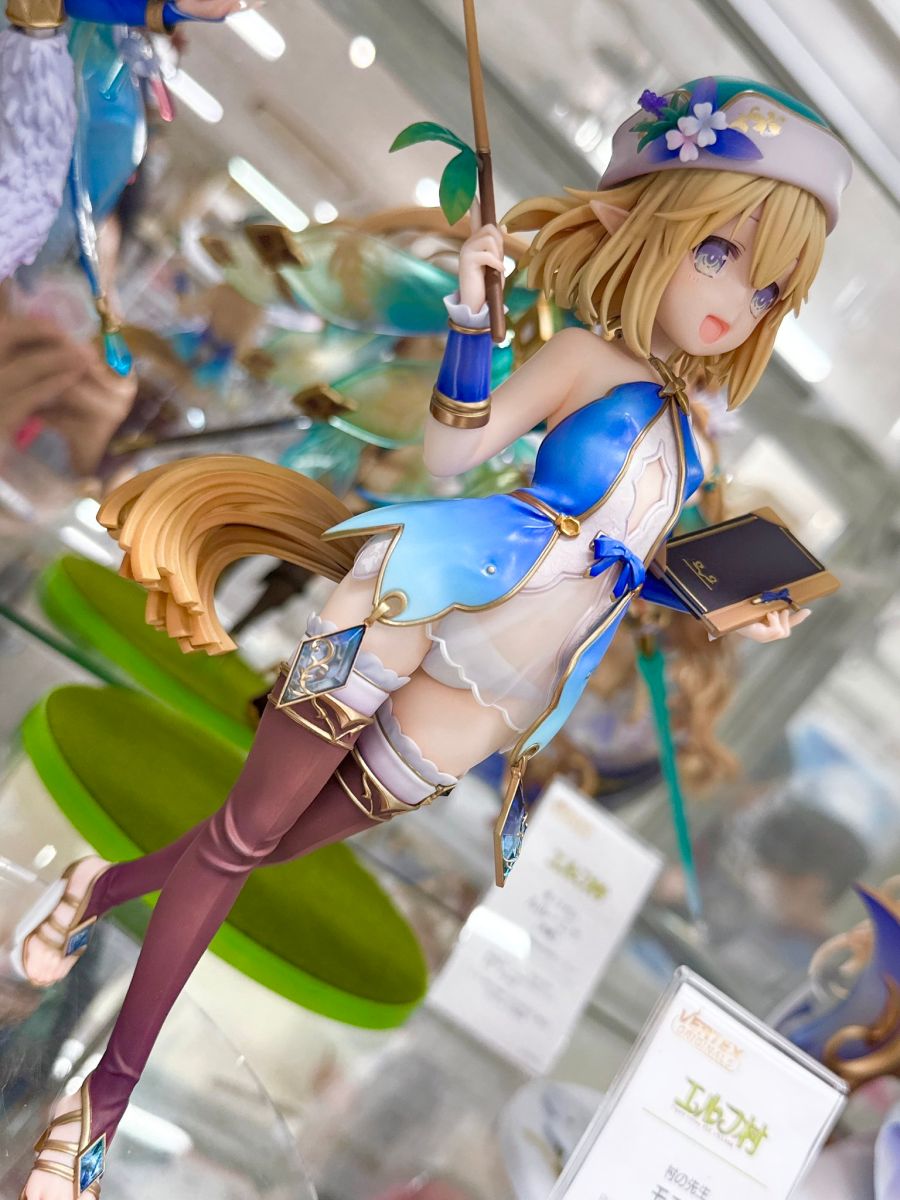 [Vertex] 엘프 마을 - 마을 선생 모니카 케이프 착탈 전후 전시 사진_6.jpg