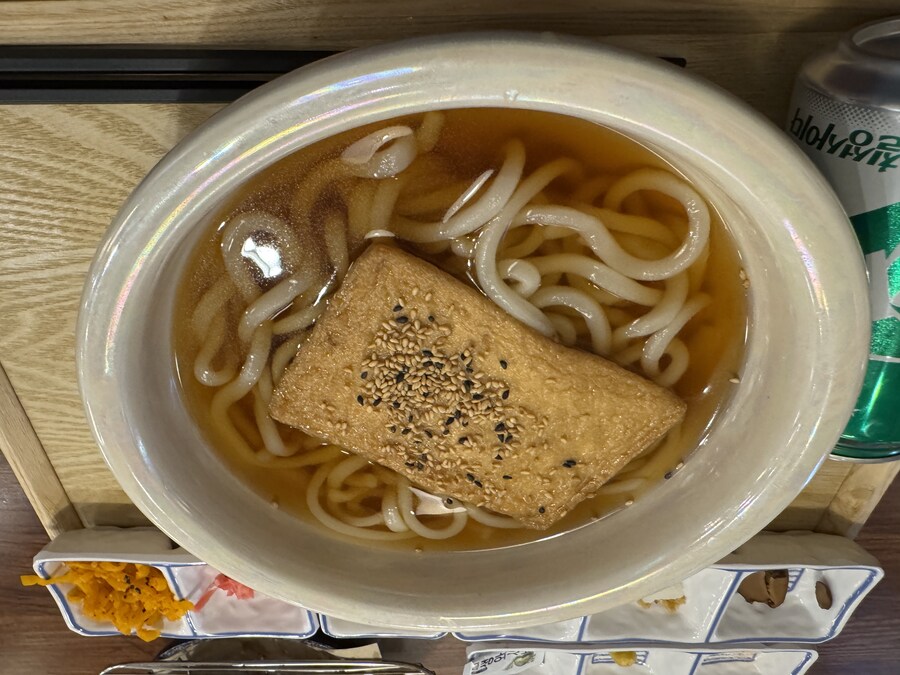 토핑이 유부 뿐인 9000원짜리 우동…_2.jpg