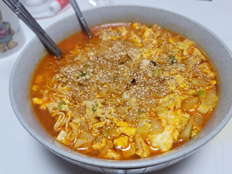 새벽 다되어서 먹는 뒤늦은 유게이 저녁밥 혼신의 역작 라면_1.jpg