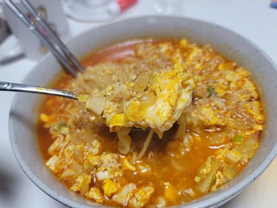 새벽 다되어서 먹는 뒤늦은 유게이 저녁밥 혼신의 역작 라면_3.jpg