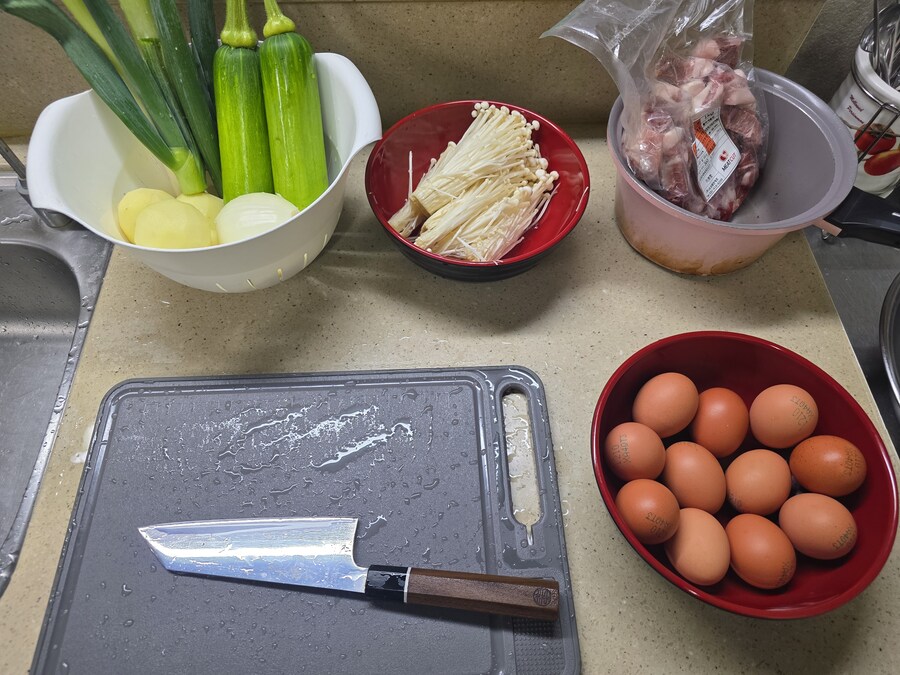 직장에서 3천원씩 걷어서 해먹는 점심 고추장찌개 계란말이_1.jpg