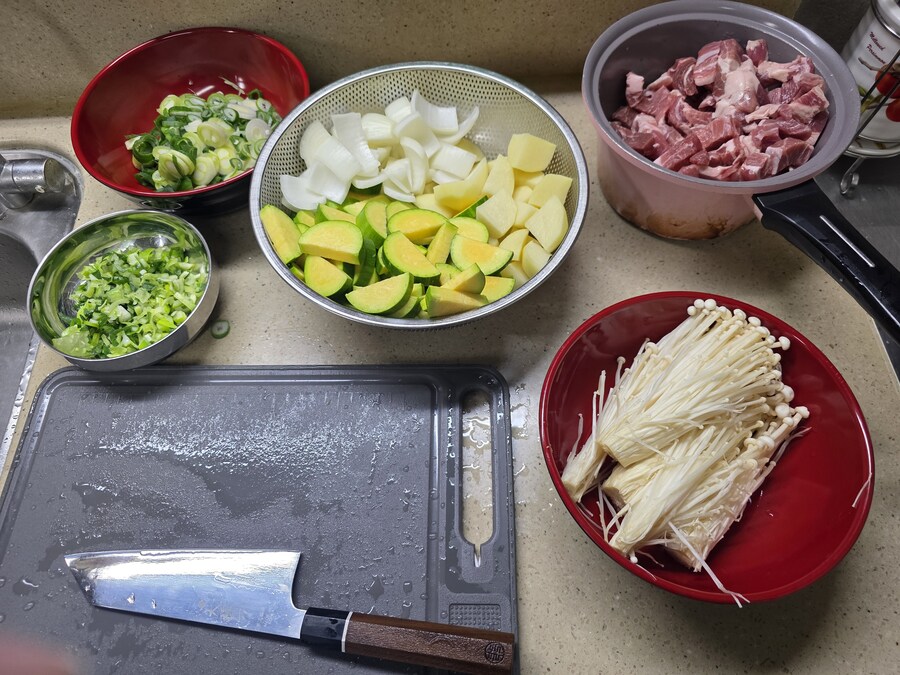직장에서 3천원씩 걷어서 해먹는 점심 고추장찌개 계란말이_2.jpg