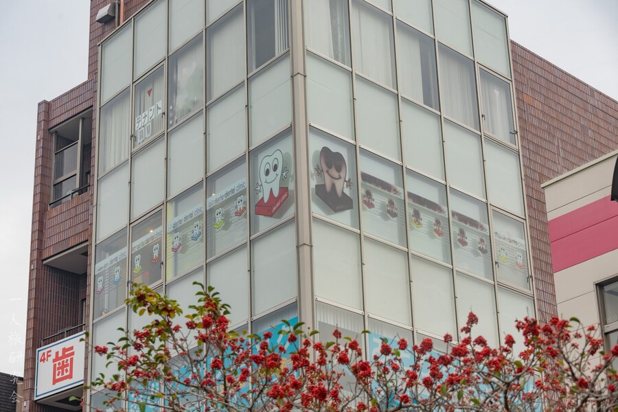 한쪽만 훼손되면서 완성된 치과 광고_1.jpg