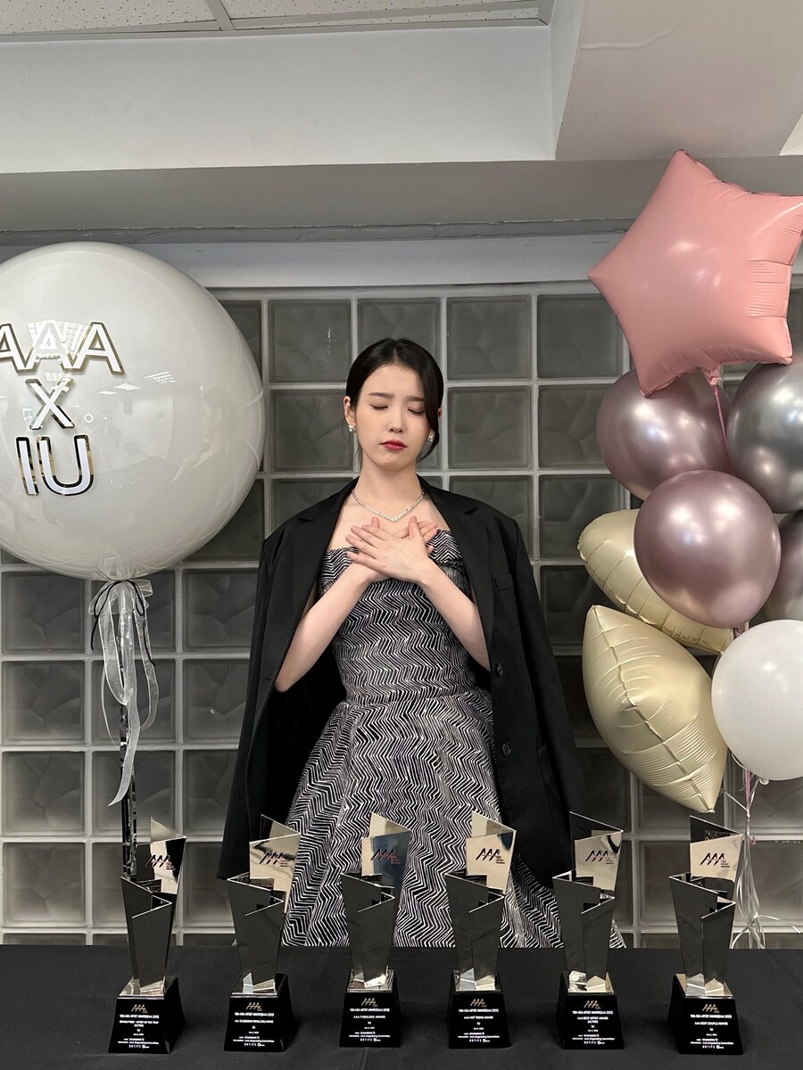 [IU_TV] 기내에서 소근소근 브이로그🤫 : AAA 2025 시상식 비하인드_4.jpg