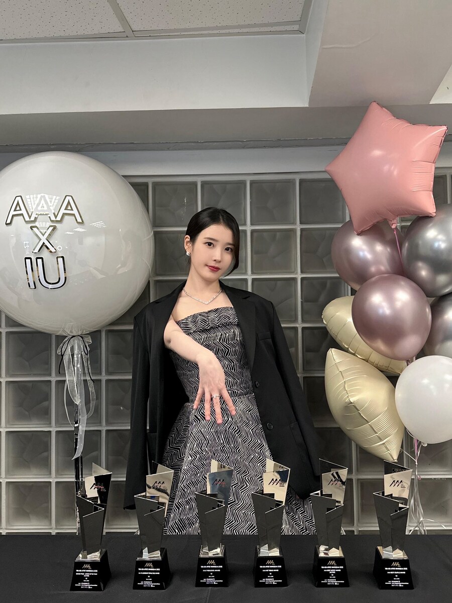 [IU_TV] 기내에서 소근소근 브이로그🤫 : AAA 2025 시상식 비하인드_5.jpg