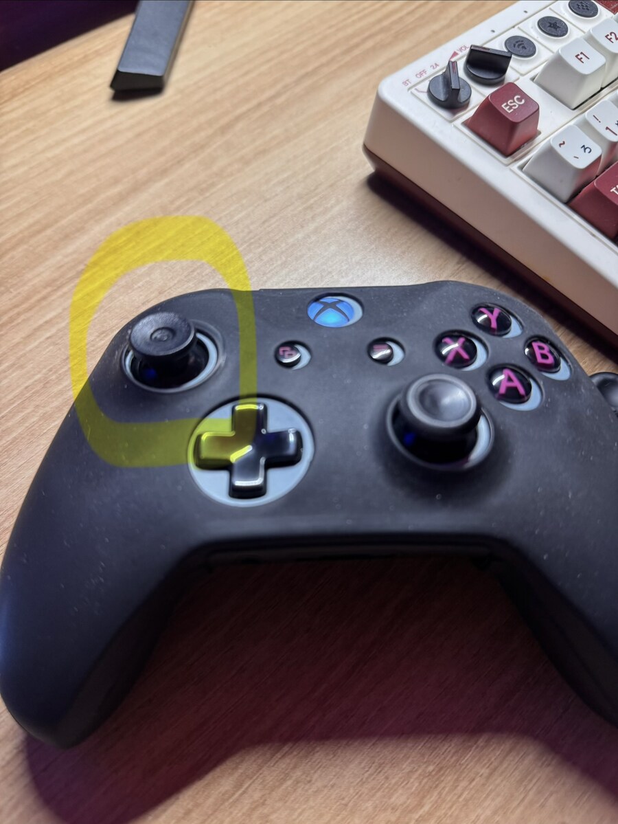 패드 아날로그스틱 고무 부분이 깨졌습니다._1.jpg