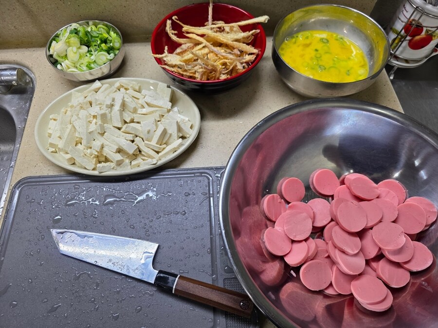 직장에서 3천원씩 걷어서 해먹는 점심 황태해장국 분홍소세지전_2.jpg