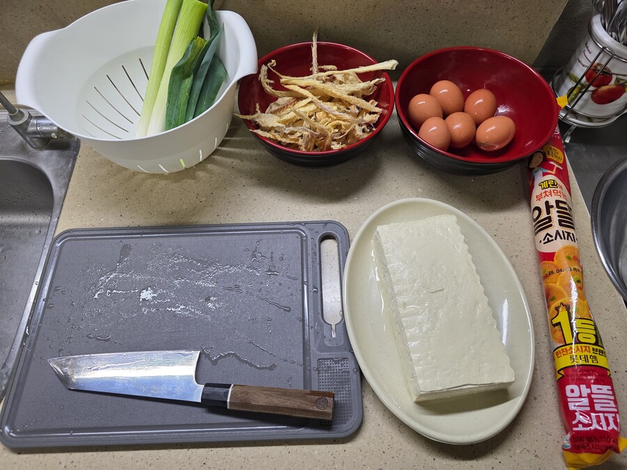 직장에서 3천원씩 걷어서 해먹는 점심 황태해장국 분홍소세지전_1.jpg
