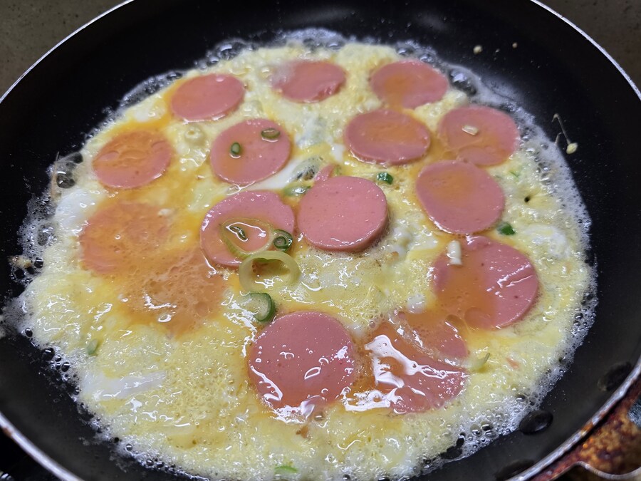 직장에서 3천원씩 걷어서 해먹는 점심 황태해장국 분홍소세지전_4.jpg