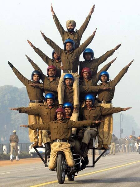 인도군이 오토바이로 병맛 퍼레이드를 펼치는 이유._1.jpg