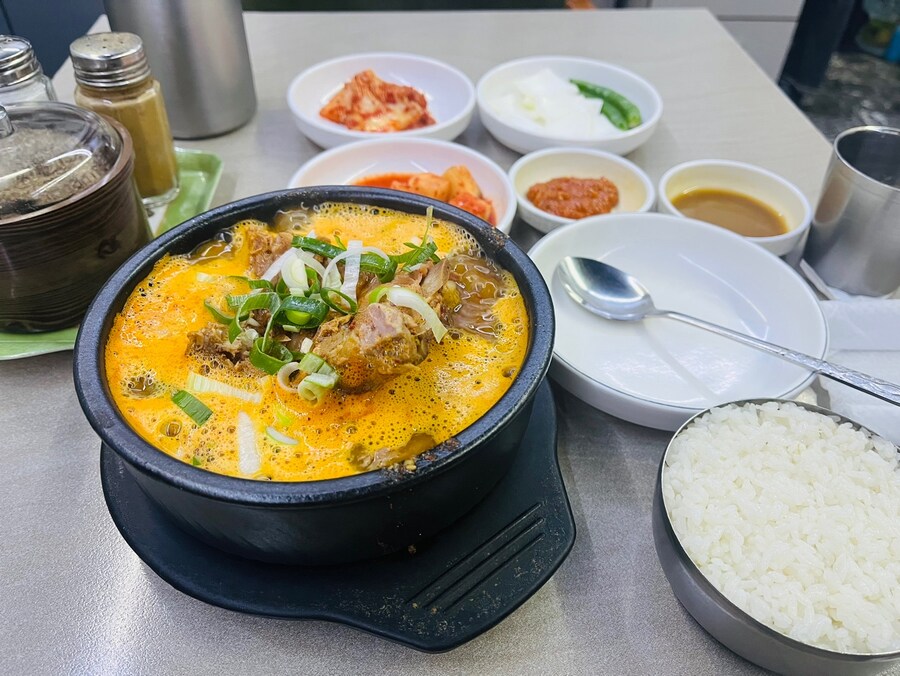 한국인의 소울푸드 중의 하나 뼈다귀 해장국_1.jpg