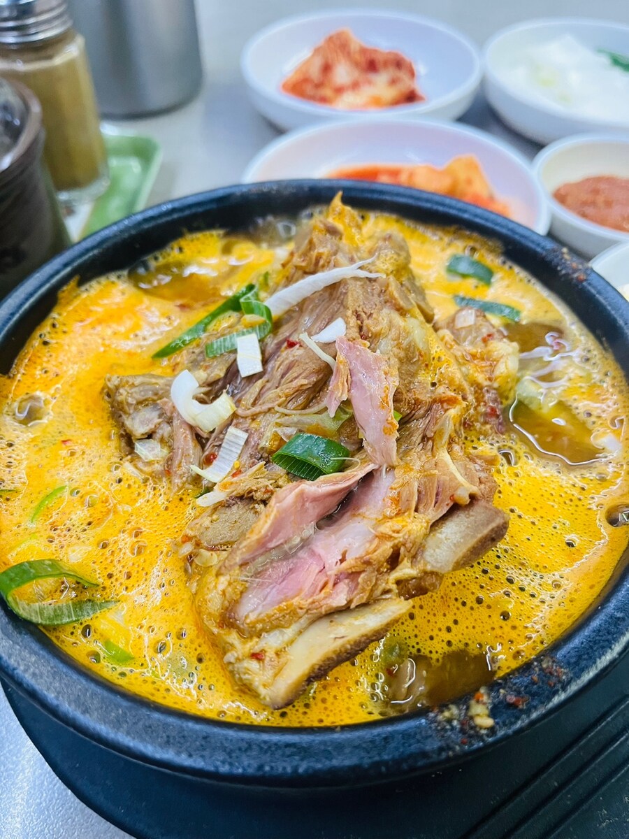 한국인의 소울푸드 중의 하나 뼈다귀 해장국_2.jpg