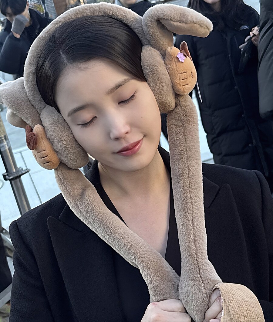 2025.12.25 아이유 베리즈 포스트(메리 크리스마스❤️💚)_2.jpg