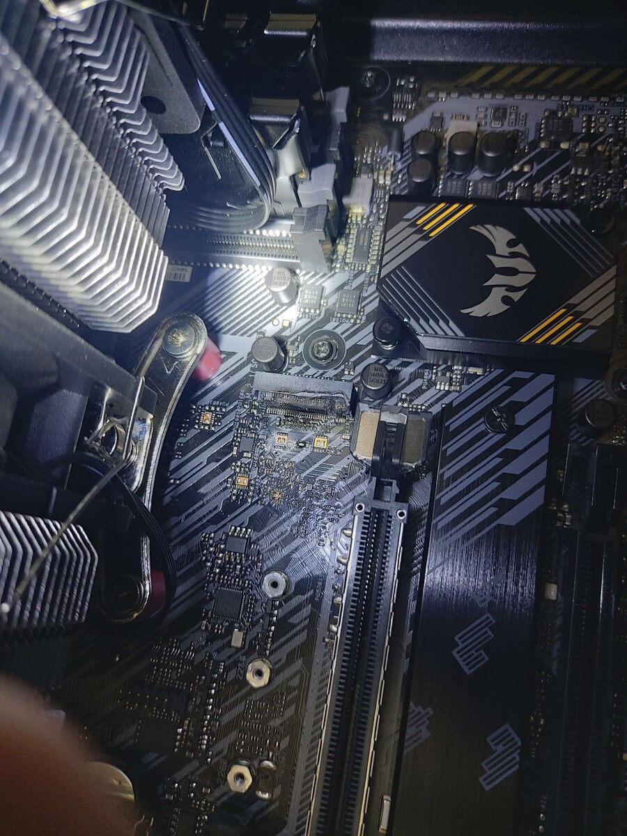 MVNe m.2 카드 장착법의 잘못된 예시_2.jpg