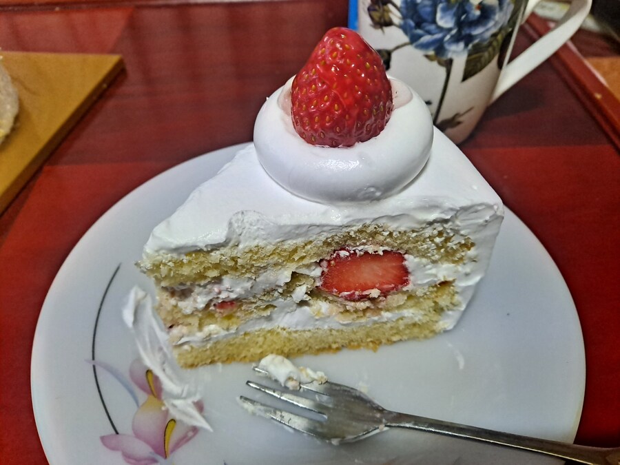 딸기생크림케이크 🍓_3.jpg