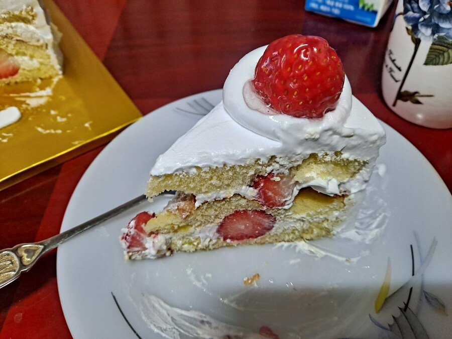 딸기생크림케이크 🍓_4.jpg