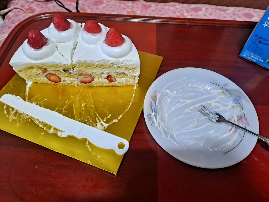 딸기생크림케이크 🍓_6.jpg