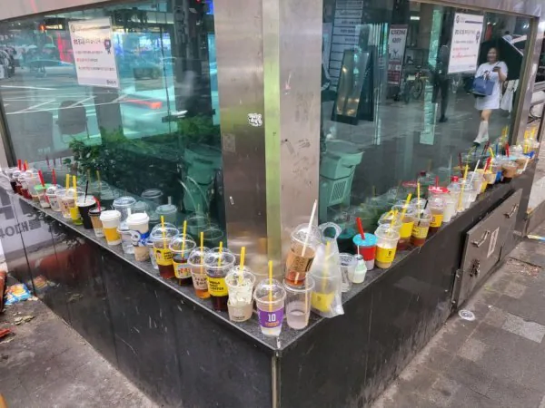 요즘 한국 공공장소에서 많이 보인다는 쓰레기.jpg_2.webp