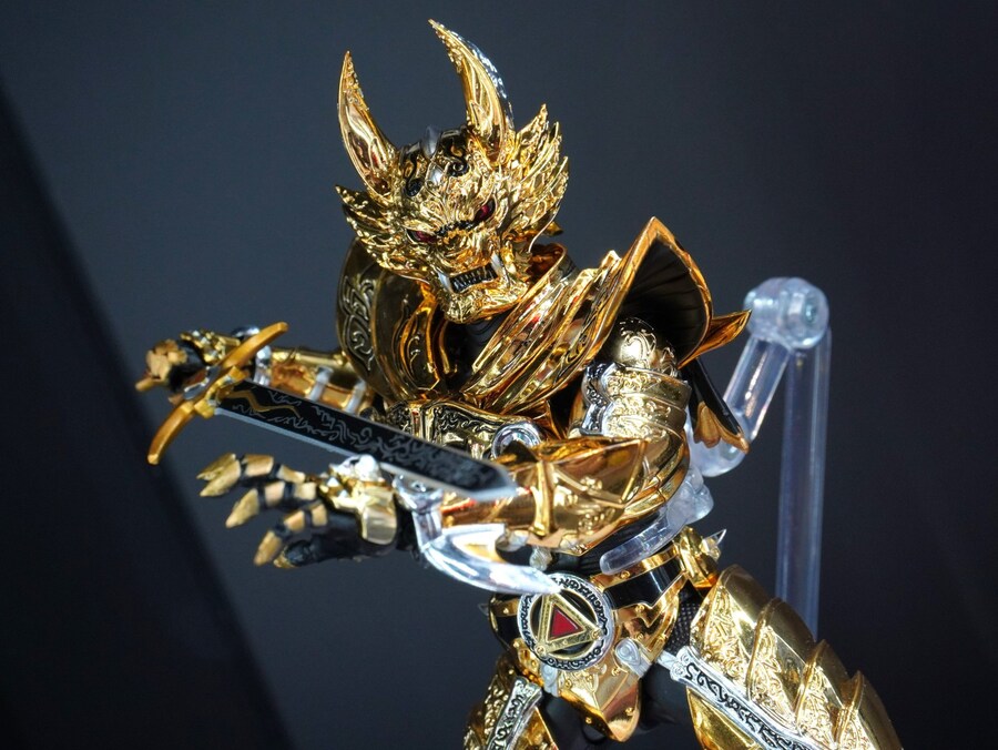 [반다이] S.H.Figuarts 진골조제법 황금기사 가로 쇼 비교 이미지_2.jpg