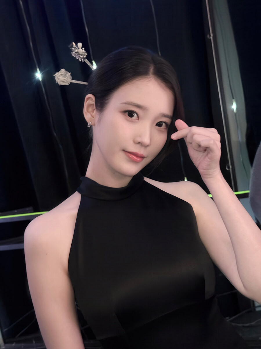 [IU] 2025.12.30 2025 MBC 연기대상 사진 보정_1.jpg