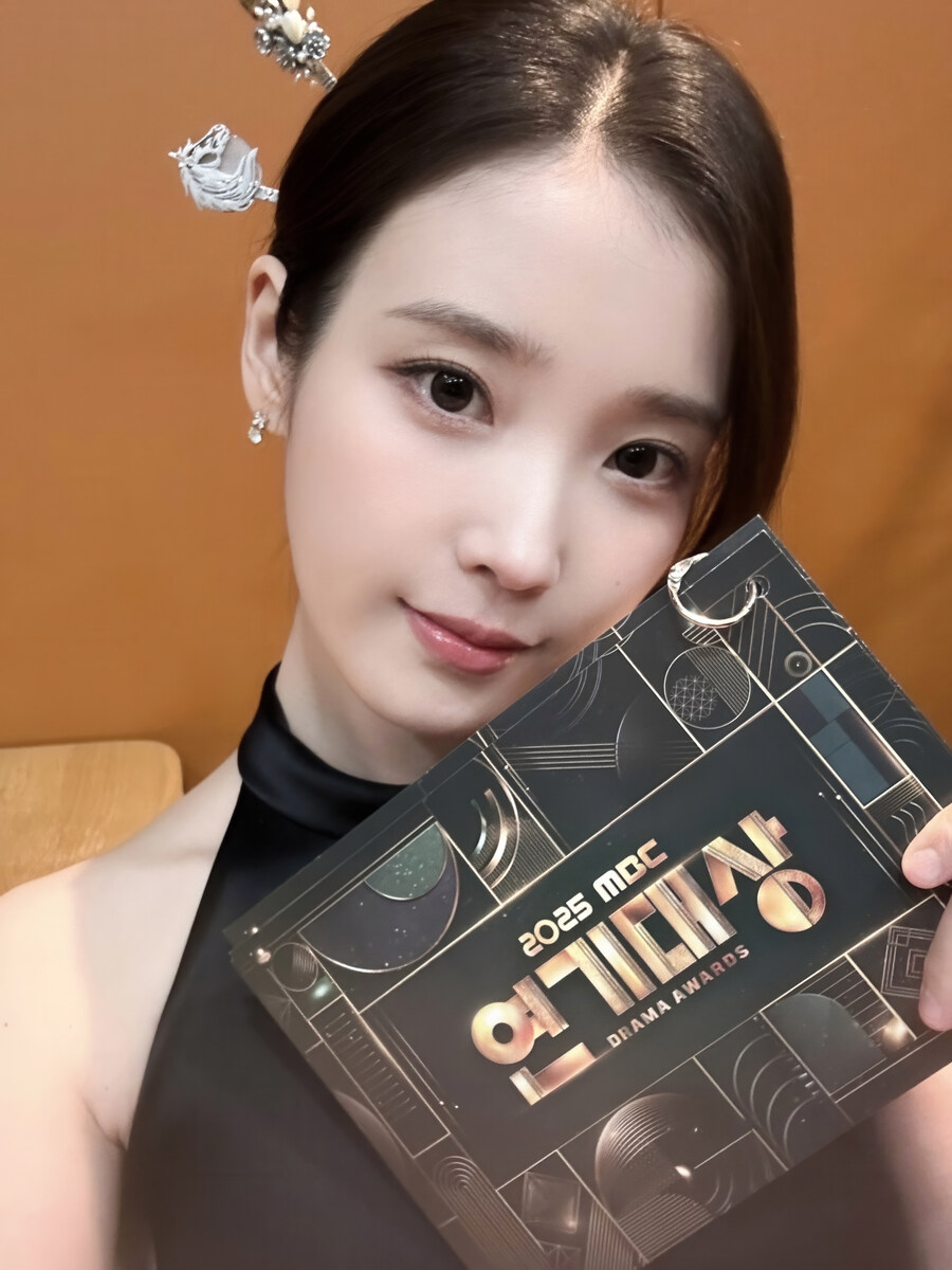 [IU] 2025.12.30 2025 MBC 연기대상 사진 보정_2.jpg
