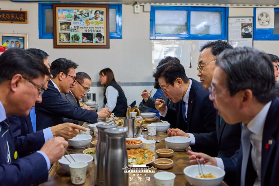 청와대 복귀한 이 대통령의 '삼청동 한바퀴'_2.jpg