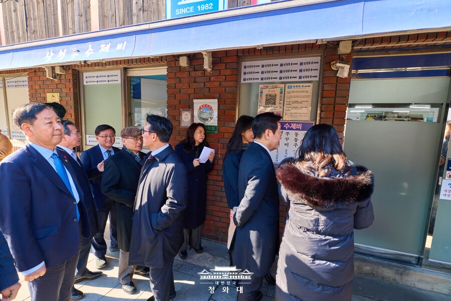 청와대 복귀한 이 대통령의 '삼청동 한바퀴'_1.jpg