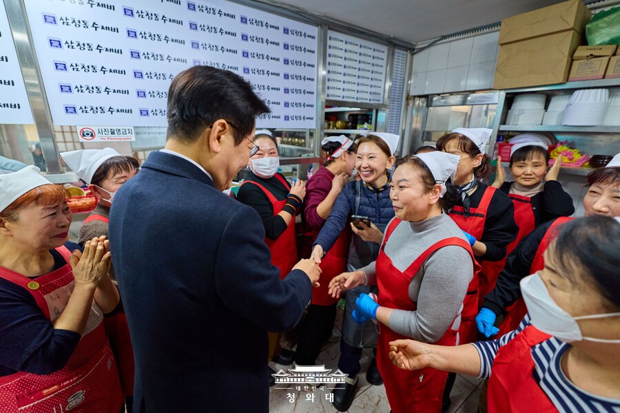 청와대 복귀한 이 대통령의 '삼청동 한바퀴'_4.jpg