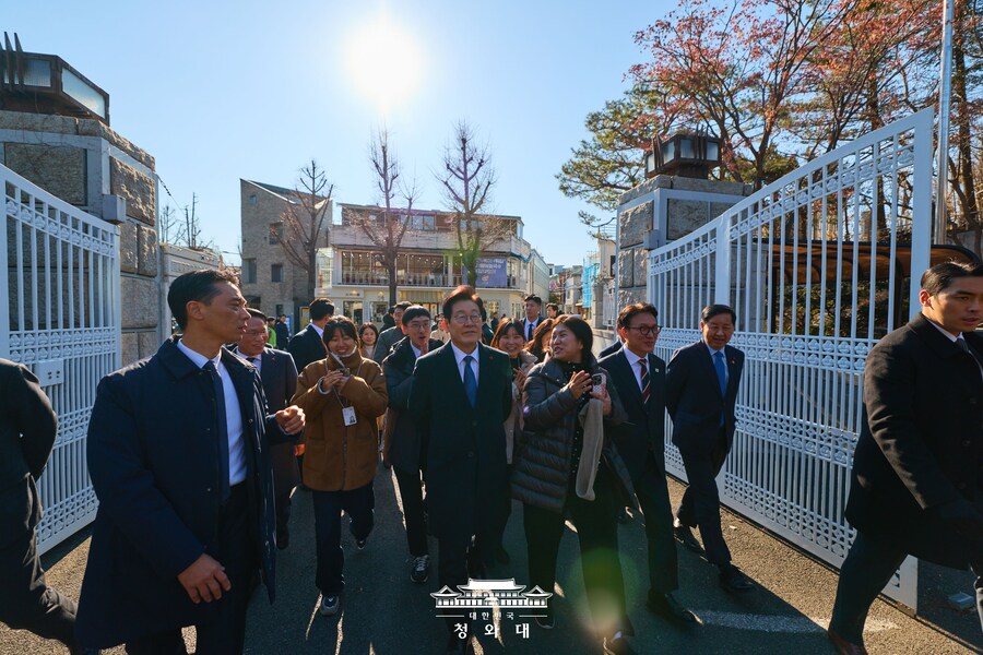 청와대 복귀한 이 대통령의 '삼청동 한바퀴'_6.jpg