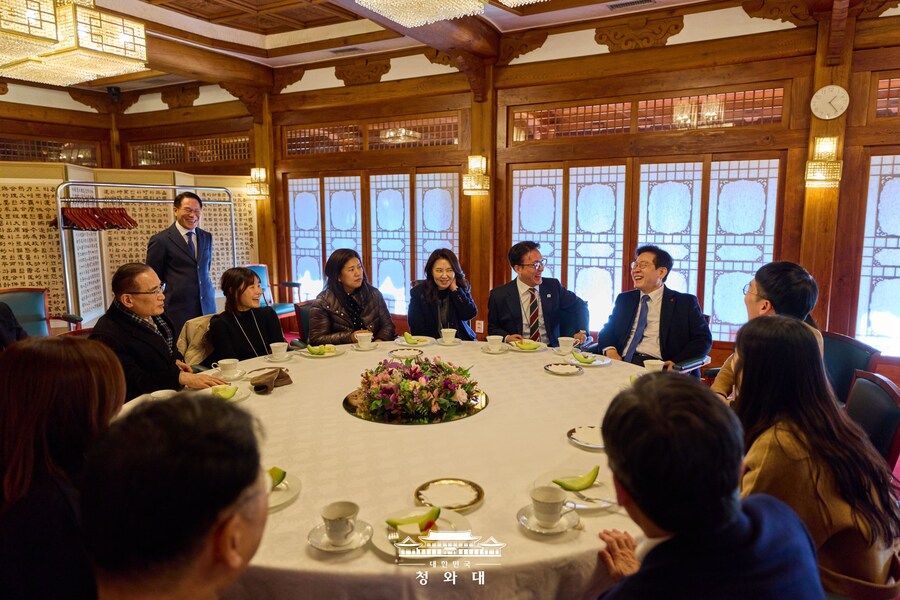 청와대 복귀한 이 대통령의 '삼청동 한바퀴'_7.jpg