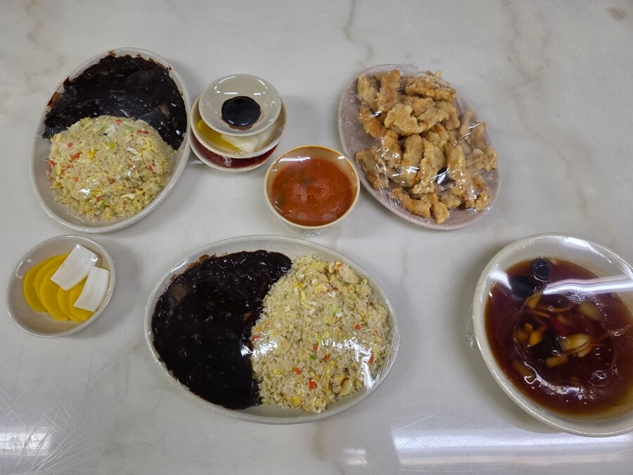 직장에서 3천원씩 걷어서 해먹는 점심 만두국+@_1.jpg