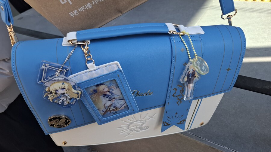 [명조] 와 외국인이 내 굿즈 찍어감_1.jpg