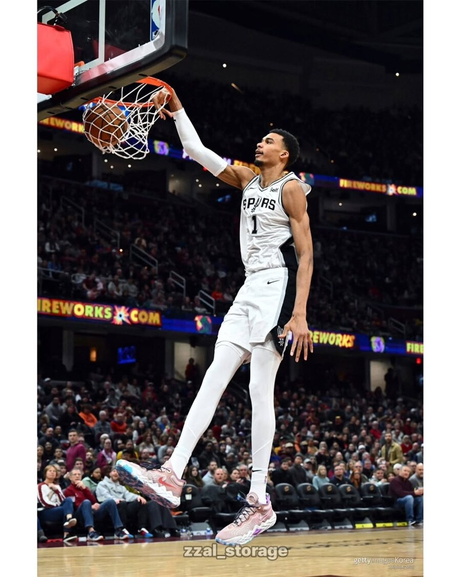 현실감 없어지는 역대급으로 키 큰 농구선수.jpg_2.jpg