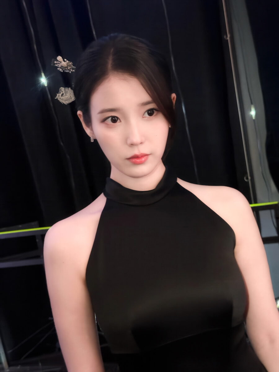 2025.12.31 아이유 인스타그램 사진 보정_1.jpg