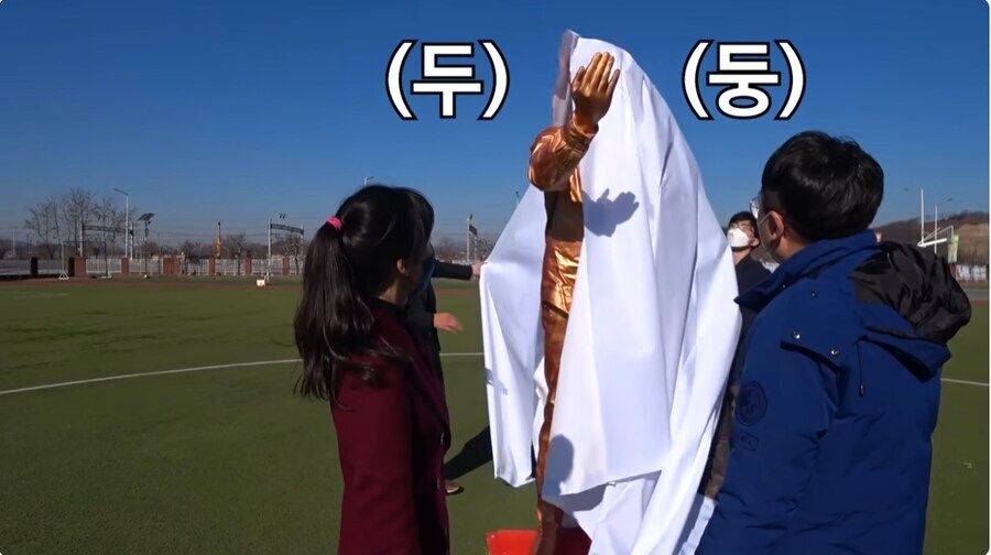 뭔가 다른게 생각나는 충주맨 동상_2.jpg