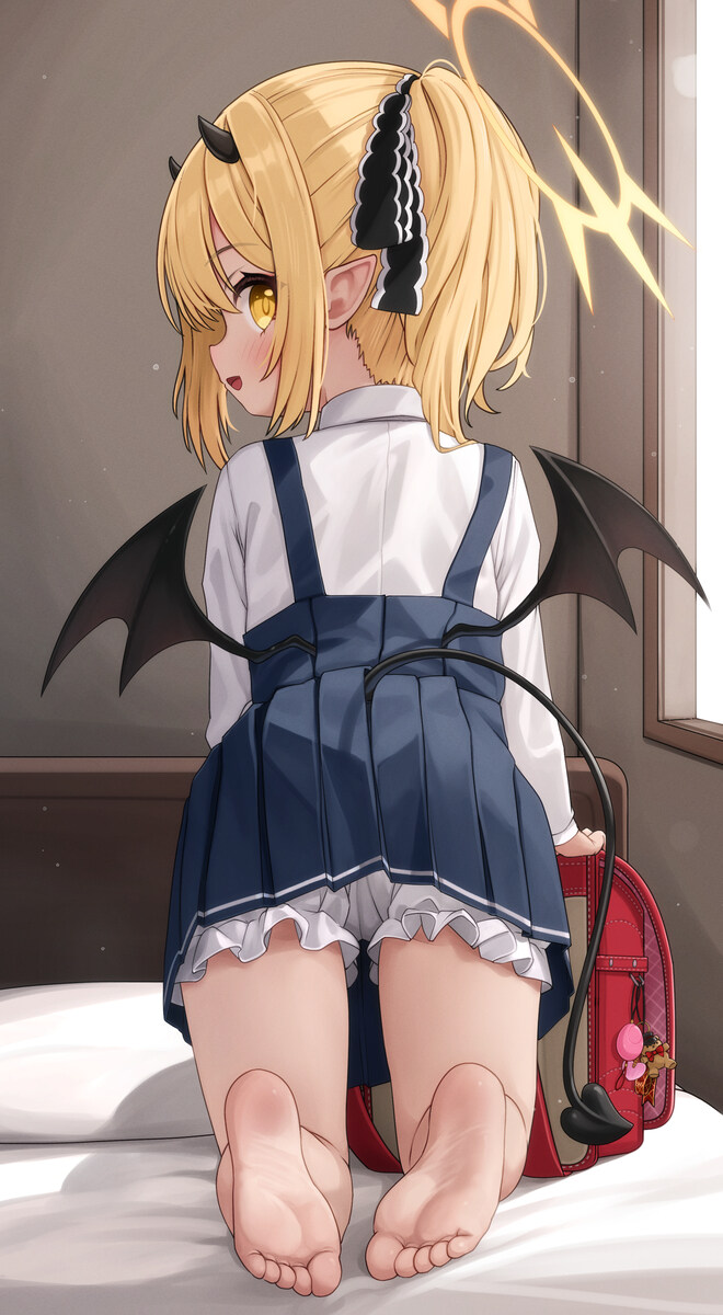 블루아카) 꼬리와 날개 보여주는 이부키_1.jpg