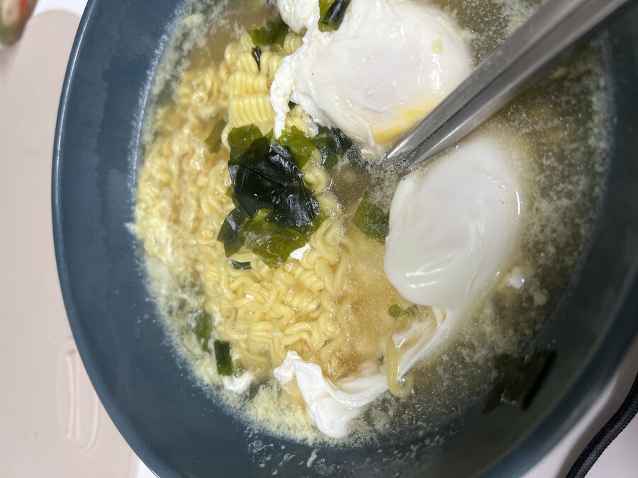 아침으로 미역라면 끓여먹는데 이거 뭔데_1.jpg