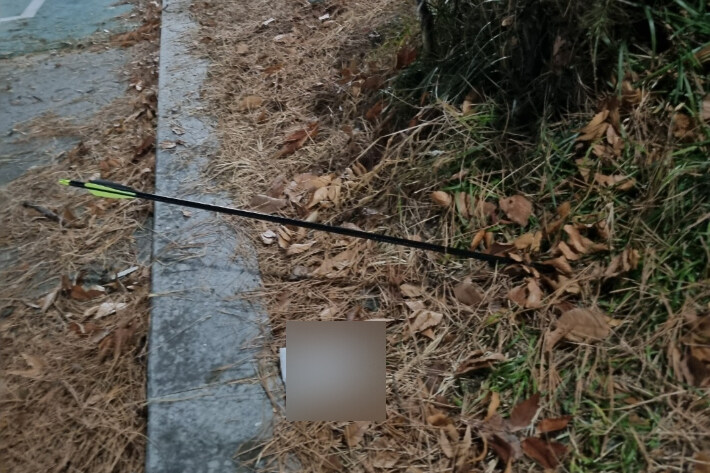 공원에 '무쇠 촉 화살' 쏜 20대 남성 cctv공개_1.jpg