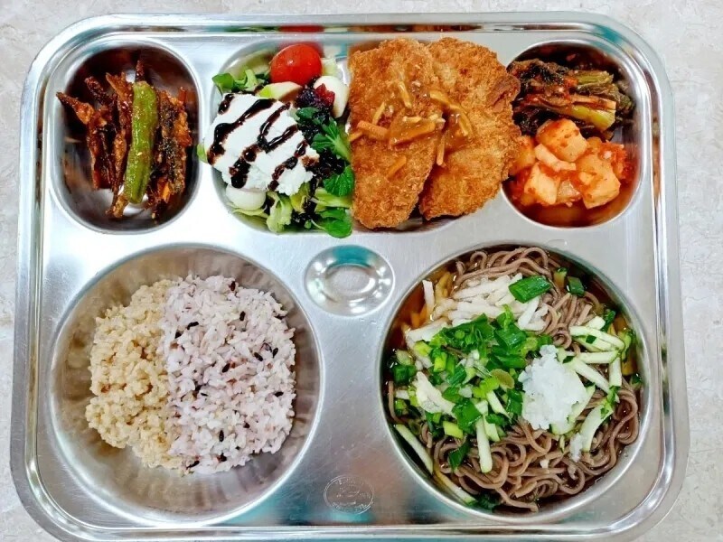 어느 학교 선생님이 급식을 안먹는 이유.jpg_3.jpg