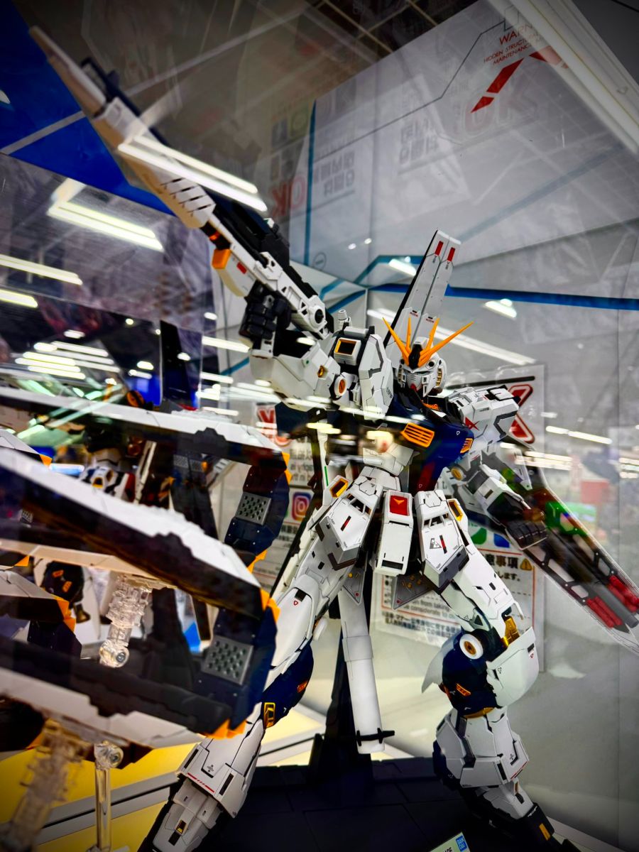 PG 언리쉬드 뉴 건담 포징 전시 사진_1.jpg