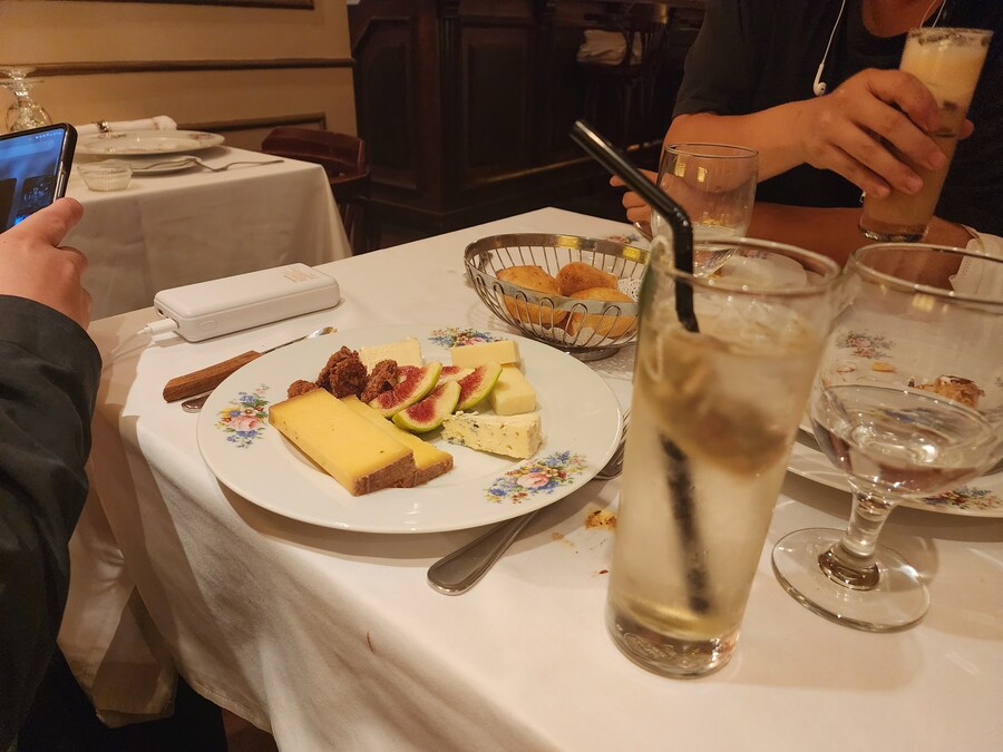 흑백)옛날에 프렌치 파파 가게 갔다왔었네_10.jpg