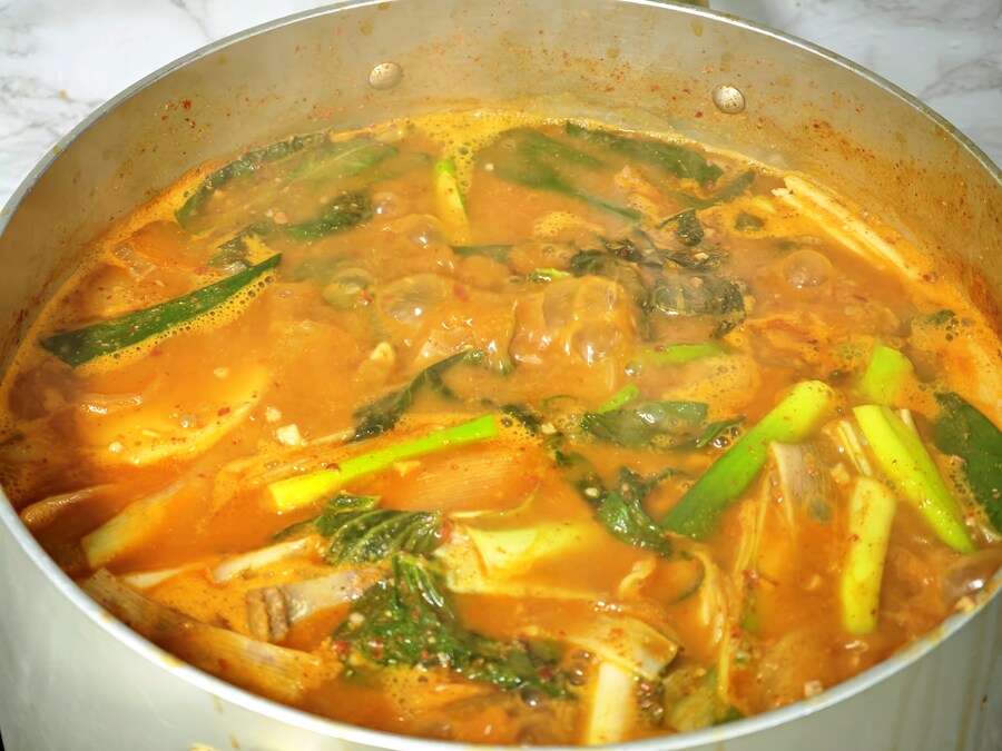 쌀쌀할때는 묵은지 감자탕_5.jpg