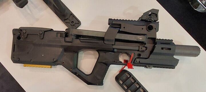 최근 굉장히 힙해진 p90 기관단총.jpg_3.jpg