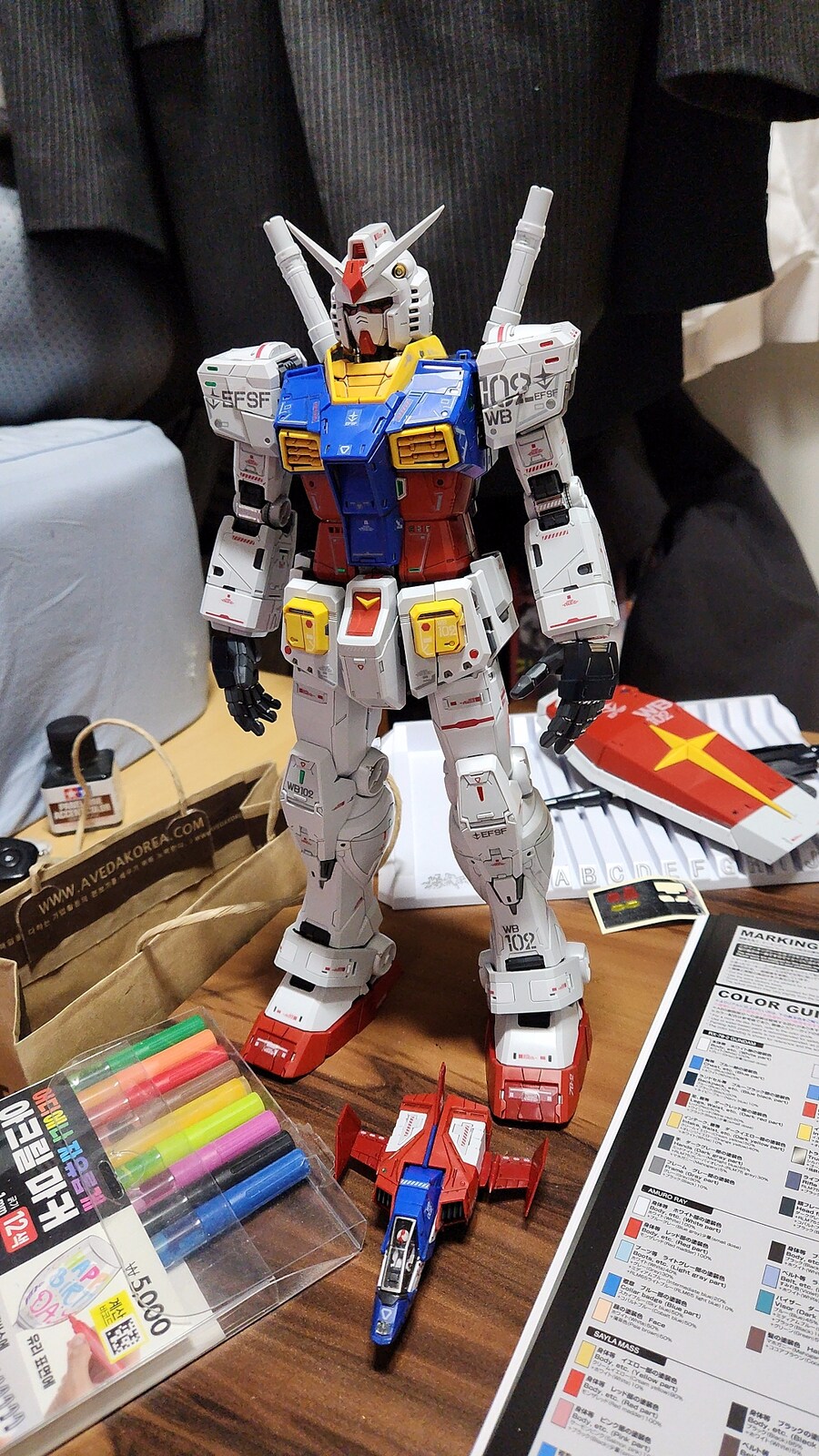 겨울 피난 중 만든 pg 언리시드 건담과 smp 볼테스V_3.jpg