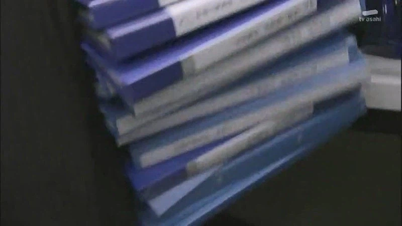 후배한테 책상정리하라고 쿠사리 주는 노처녀 아줌마_2.webp