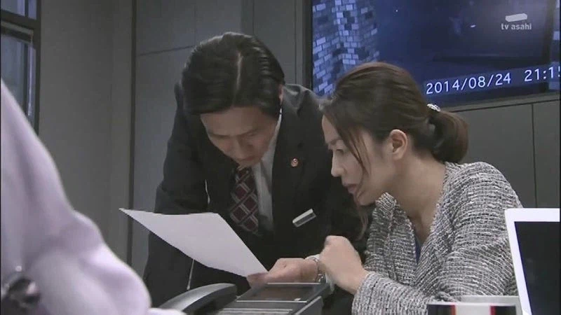 후배한테 책상정리하라고 쿠사리 주는 노처녀 아줌마_1.webp