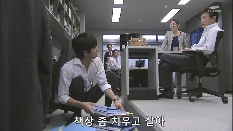 후배한테 책상정리하라고 쿠사리 주는 노처녀 아줌마_11.webp